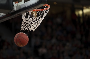 NBA篮球比赛直播画面 - 球员激烈对抗场景